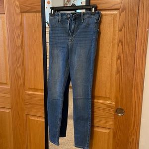 Hollister Ultra High Rise Size 28 Jegging